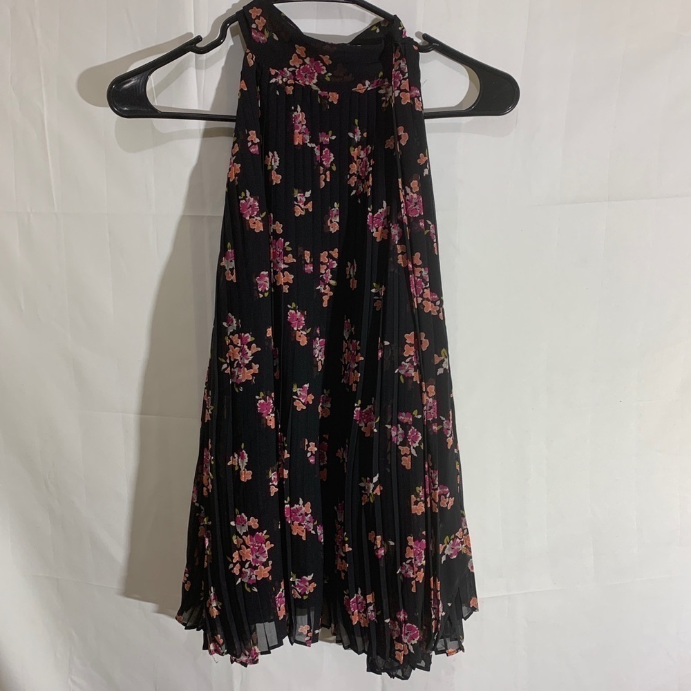 3/$28❤️ELLE BLACK floral, print, pleated sleeveless top size XL